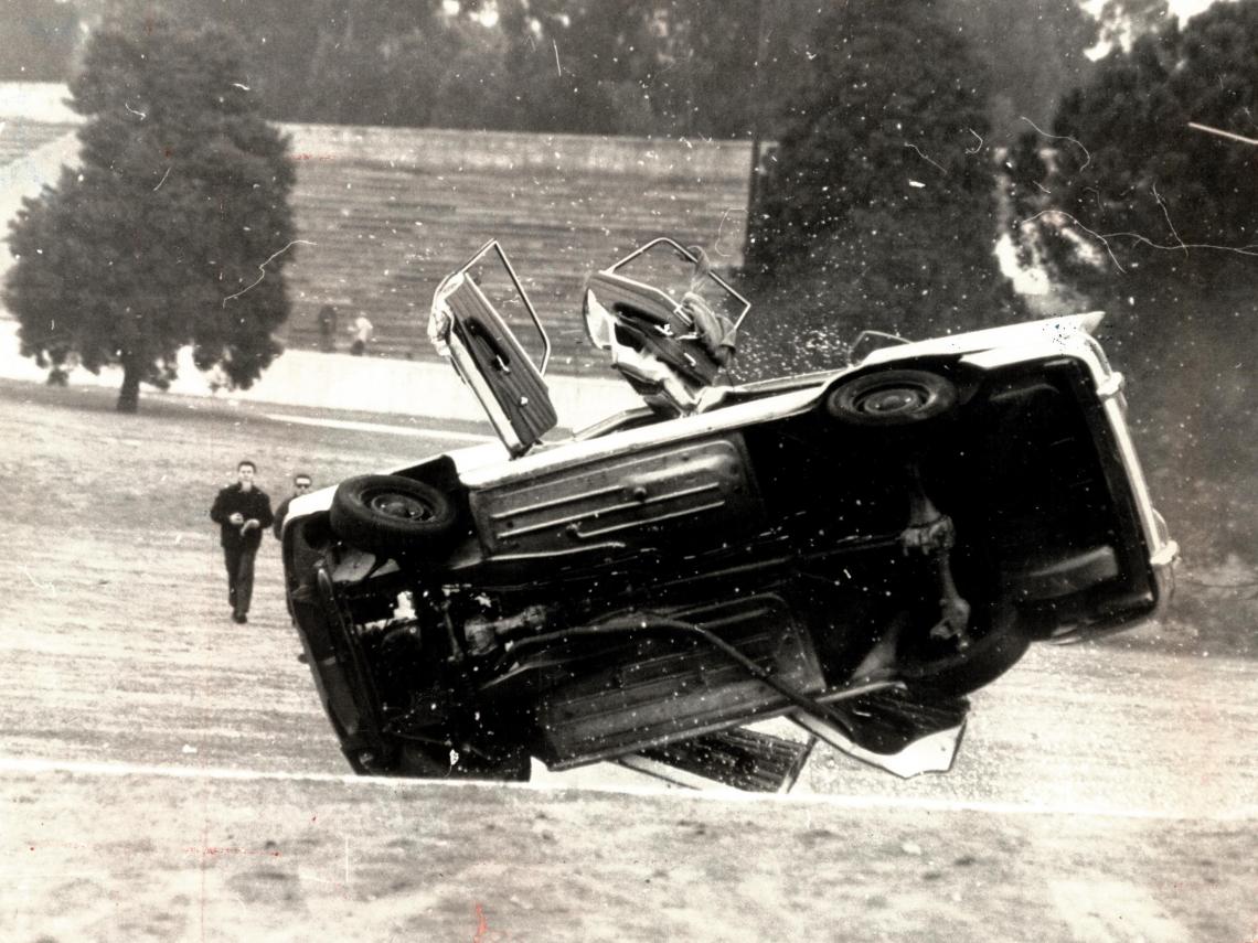 Imagen Sucedió en 1968 y el protagonista fue Alberto Gómez, Su Peugeot perdió estabilidad y dio 5 vueltas Legarreta lo registró para siempre.