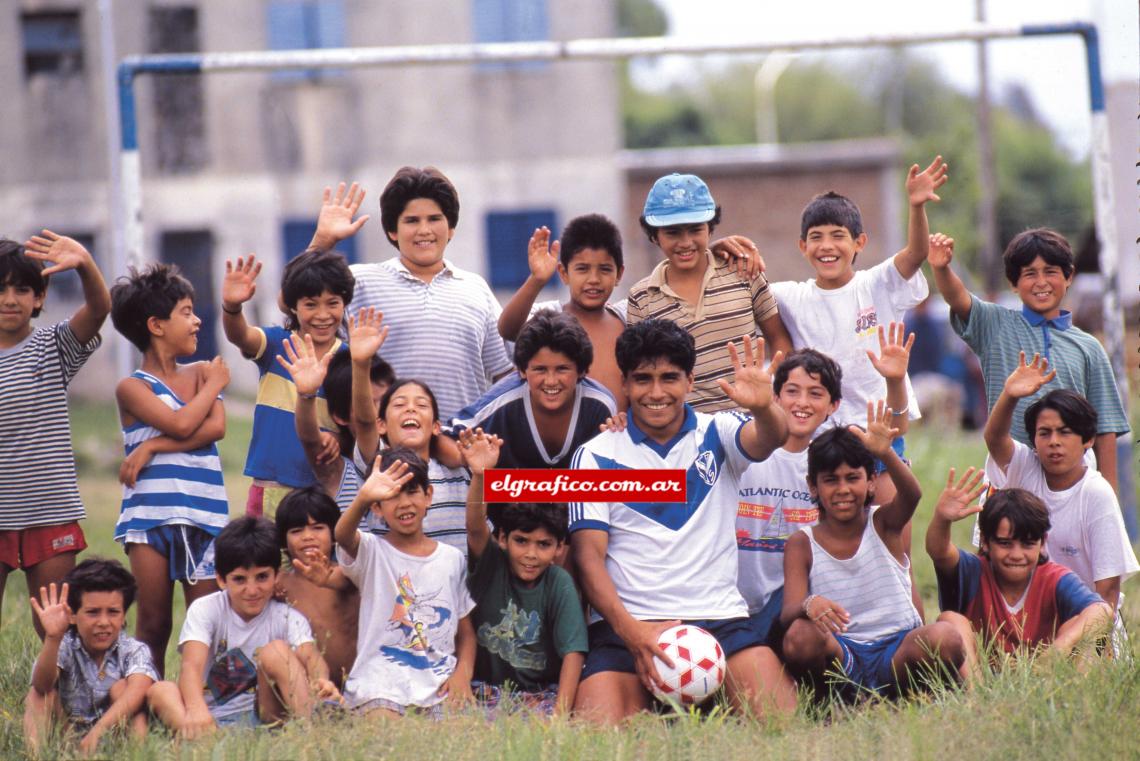 Imagen En el potrero donde jugaba, con los chicos del barrio. 