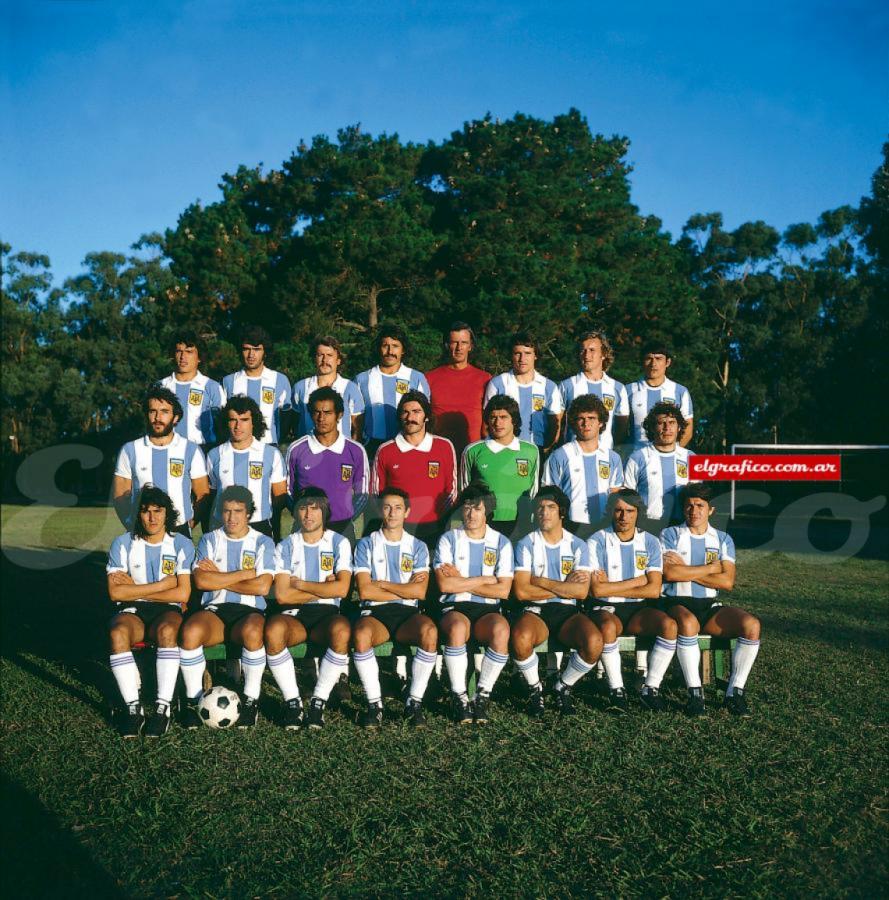 El grupo que arrancó en José C. Paz: Passarella, Olguín, Larrosa, Luque, Menotti, Bertoni, Pagnanini, Oviedo. Medio: Villa, Bottaniz, Baley, Lavolpe, Fillol, Tarantini, Killer. Abajo: Bravo, Gallego, Ortiz, Ardiles, Houseman, R. Galván, Valencia y L.Galván. Falta Maradona luego desafectado con Bottaniz y Bravo. Kempes y Alonso se sumaron al final.