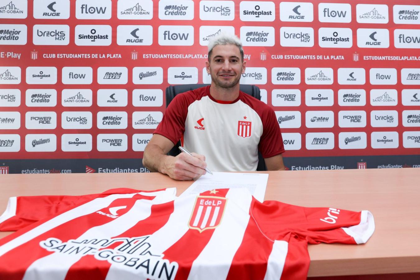 Imagen Lucas Alario firmó en Estudiantes