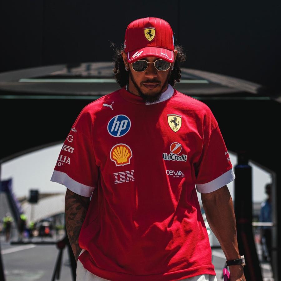 Imagen Cabeza gacha, rostro serio: Lewis Hamilton no la está pasando bien en Ferrari.