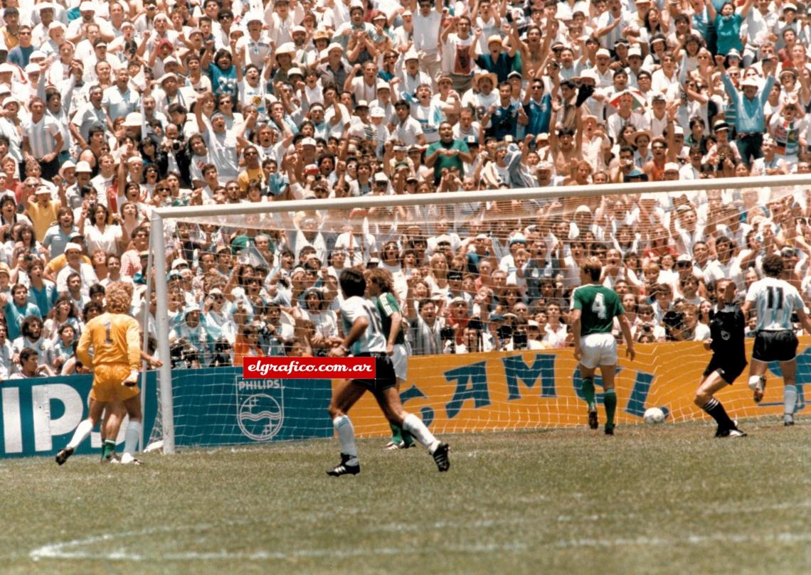 La pelota está en el fondo arco, el árbitro Arpi Filho señala el centro del campo, detrás , los argentinos en la tribuna comienzan a festejar el gol.