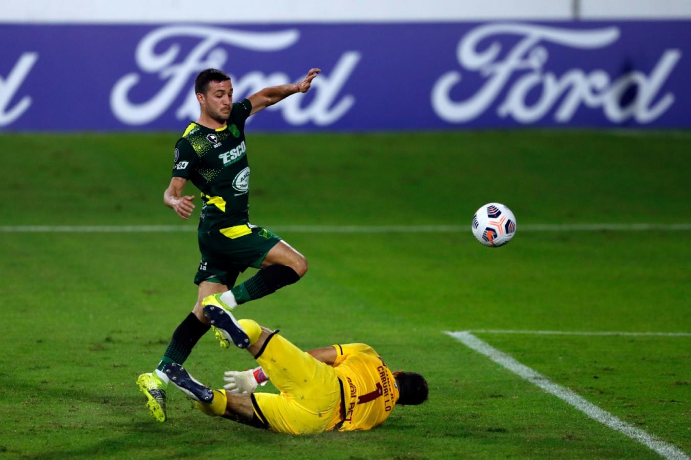 Imagen La definición deluxe de Pizzini para el 1-0 del Halcón de Varela. Foto: Gustavo Ortiz.
