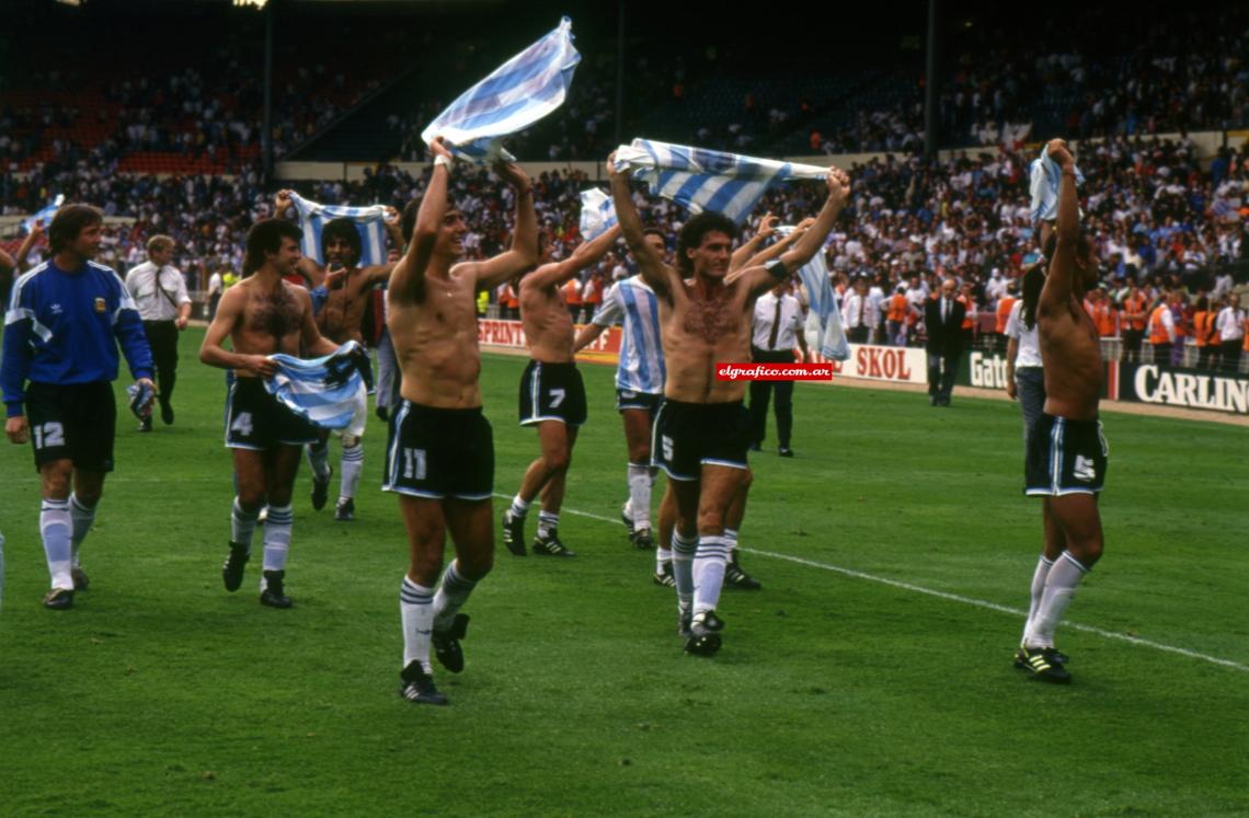 Imagen Argentina se va de Wembley. Los gritos de la tribuna son hostiles, pero los jugadores cantan su alegría. Primer plano de Boldrini y Ruggeri. Más atrás, Basualdo, Vázquez y el Turco García.