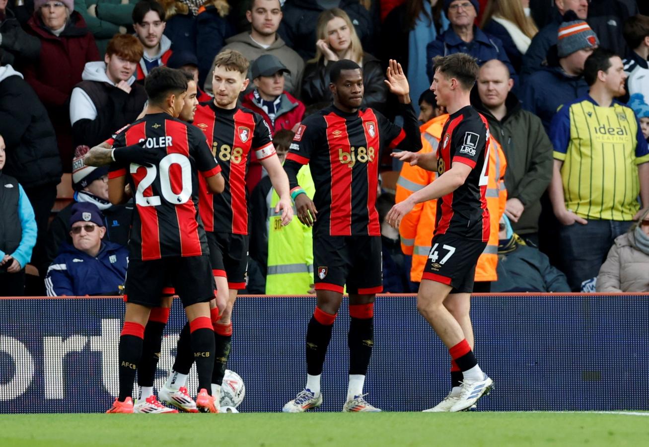 Imagen Julio Soler festeja uno de los cinco tantos de Bournemouth con sus nuevos compañeros.