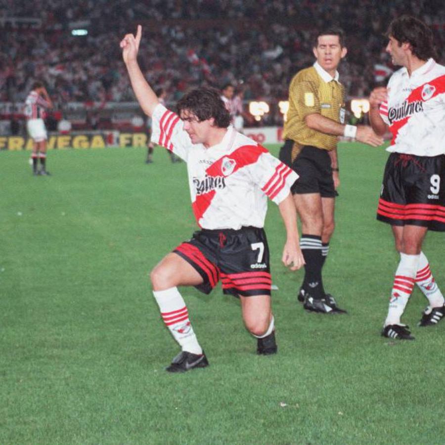 Imagen Marcelo Salas, el chileno más importante de la historia de River, y su clásico festejo ante São Paulo.
