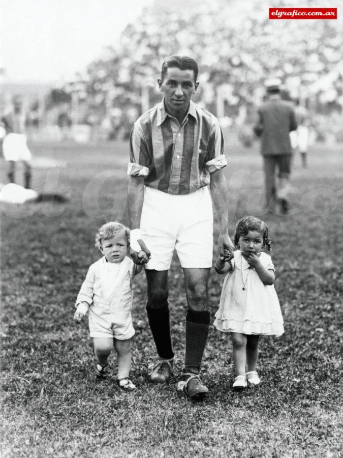 Diego García posa para El Gráfico con sus dos hijos. “Soy sanlorencista de alma y fui hincha antes que jugador”. Hábil y letal delantero, fue campeón como jugador (1927 y 1933) y técnico.