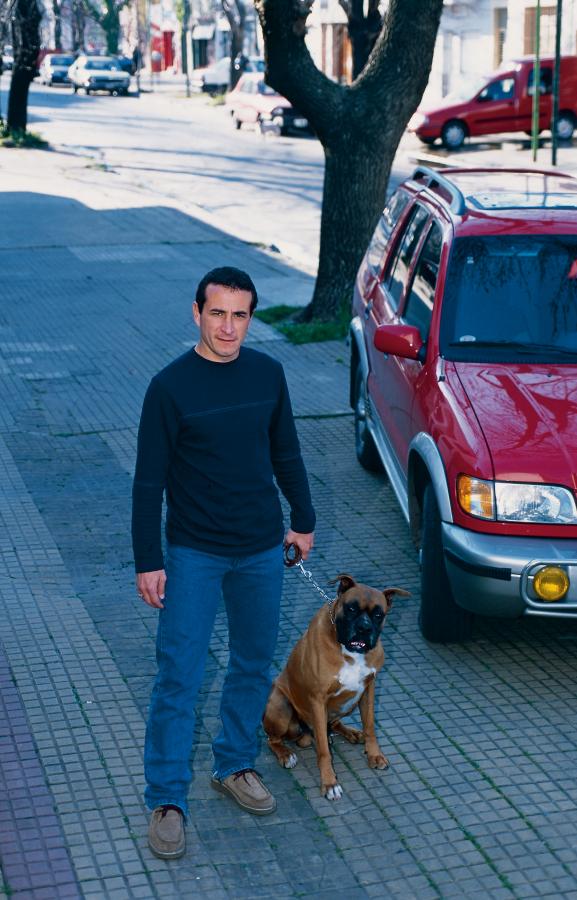 El Topo Sanguinetti acompañado por Mou, un boxer al que le sobra energía.