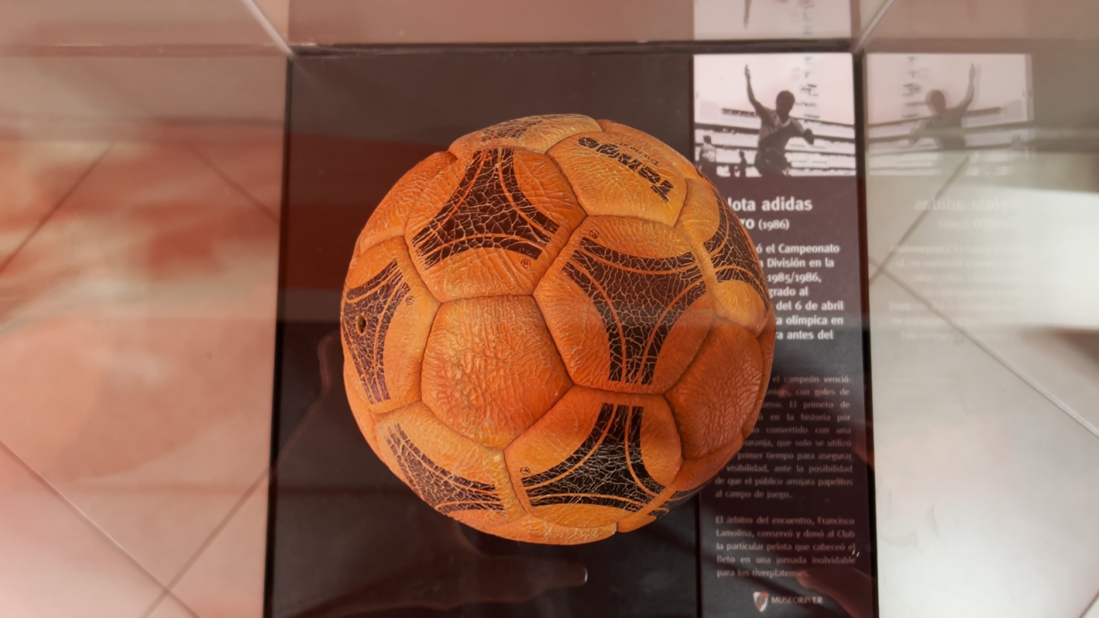 Imagen La pelota naranja, un antes y un después en la historia del Superclásico