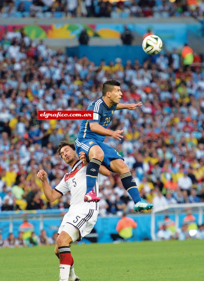 Imagen Agüero, en el aire, tuvo una flojísima Copa y volvió a decepcionar en la final.
