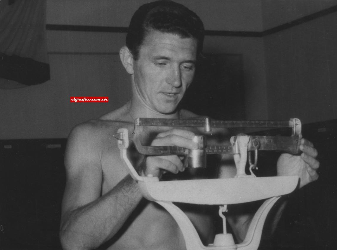 Imagen Su primer equipo fue Arsenal de Llavallol en 1952, luego pasó por Quilmes en 1953 hasta llegar a Racing en 1954.
