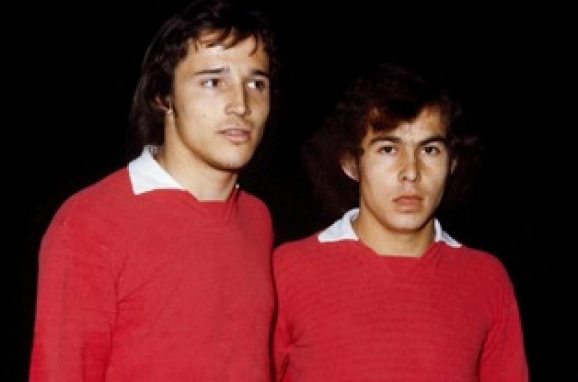 Los dos jóvenes que armaron una de las paredes mas famosas de la historia: Daniel Bertoni y Ricardo Bochini.