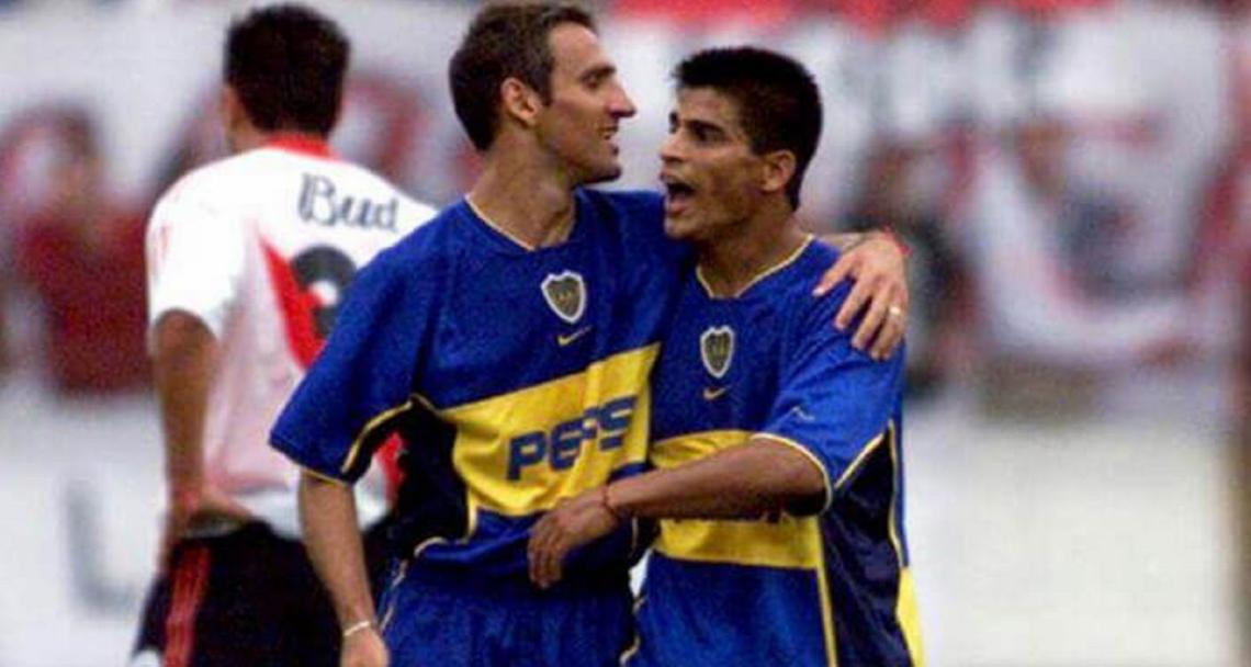Ibarra abrazado con Cascini despues de su gol frente a River en el Clausura 2001.