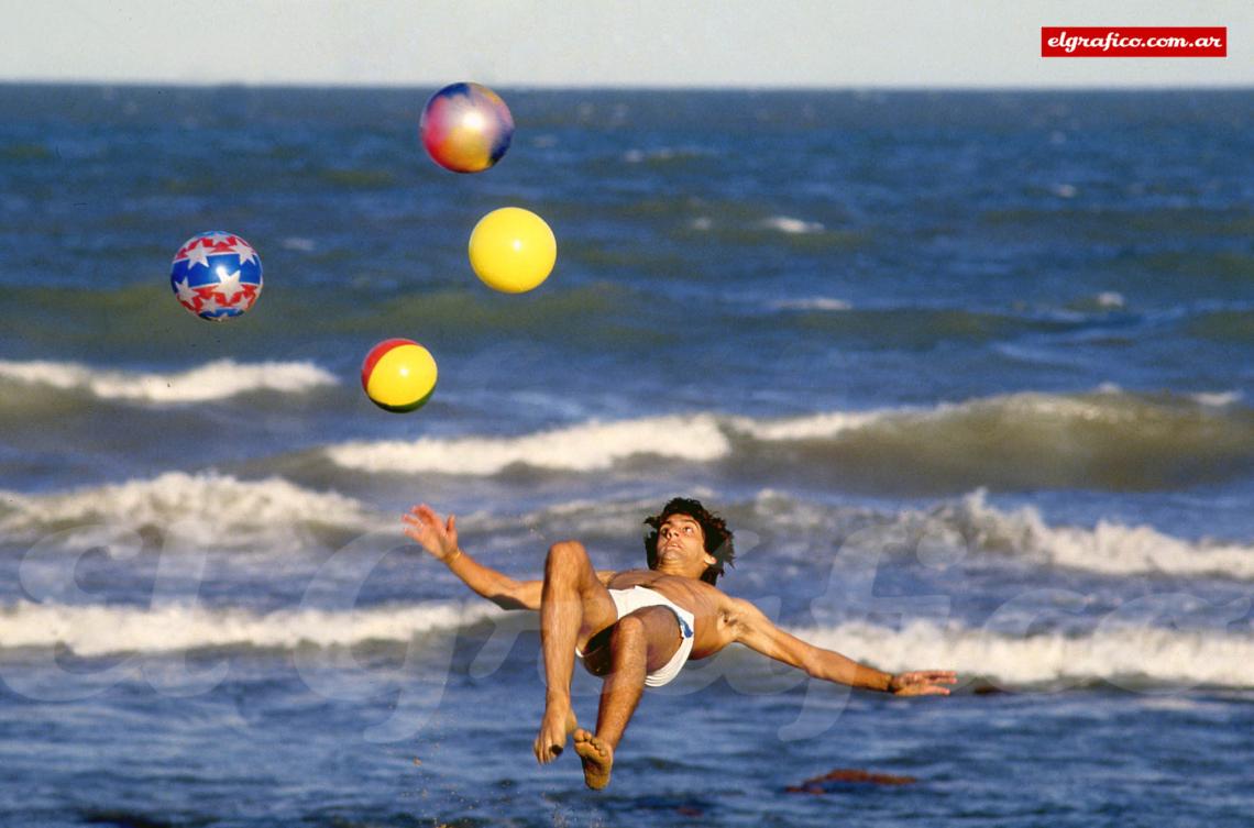 Recreando en la playa para El Gráfico su legendaria chilena frente a Polonia.