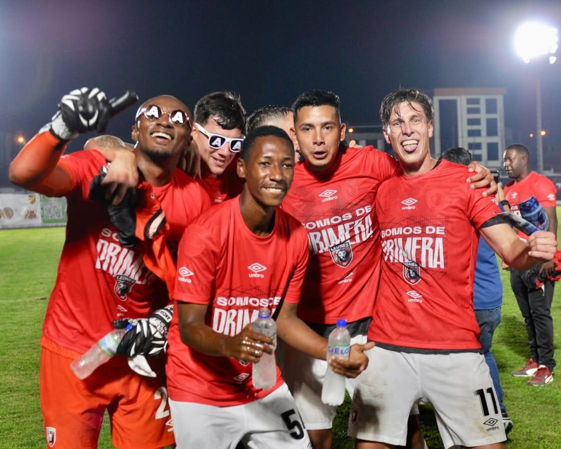 Imagen El festejo con sus compañeros de Leones FC tras el ascenso