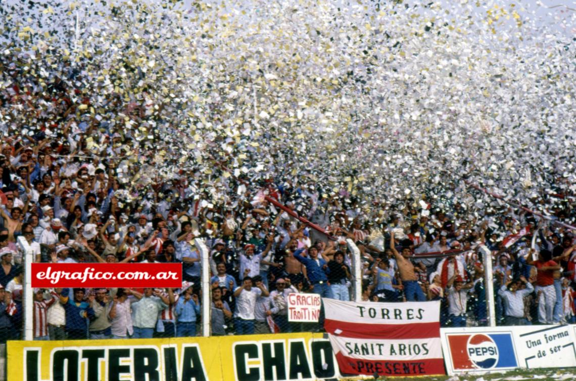 Imagen El recibimiento al equipo: cinco mil hinchas llegaron desde Tucumán. Su gente, otro de los fundamentos del triunfo tucumano.