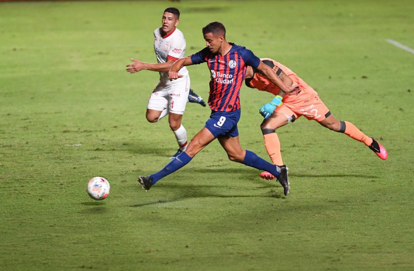 Imagen Franco Di Santo aprovechó un error de Lozano y definió con la clase de un goleador. Foto: Ramiro Gómez (Telam)