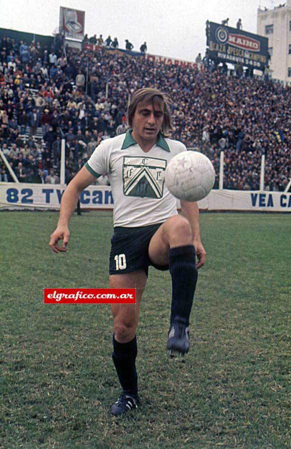 Imagen Haciendo "jueguito" para el fotógrafo de El Gráfico en su casa, la cancha de Ferro.