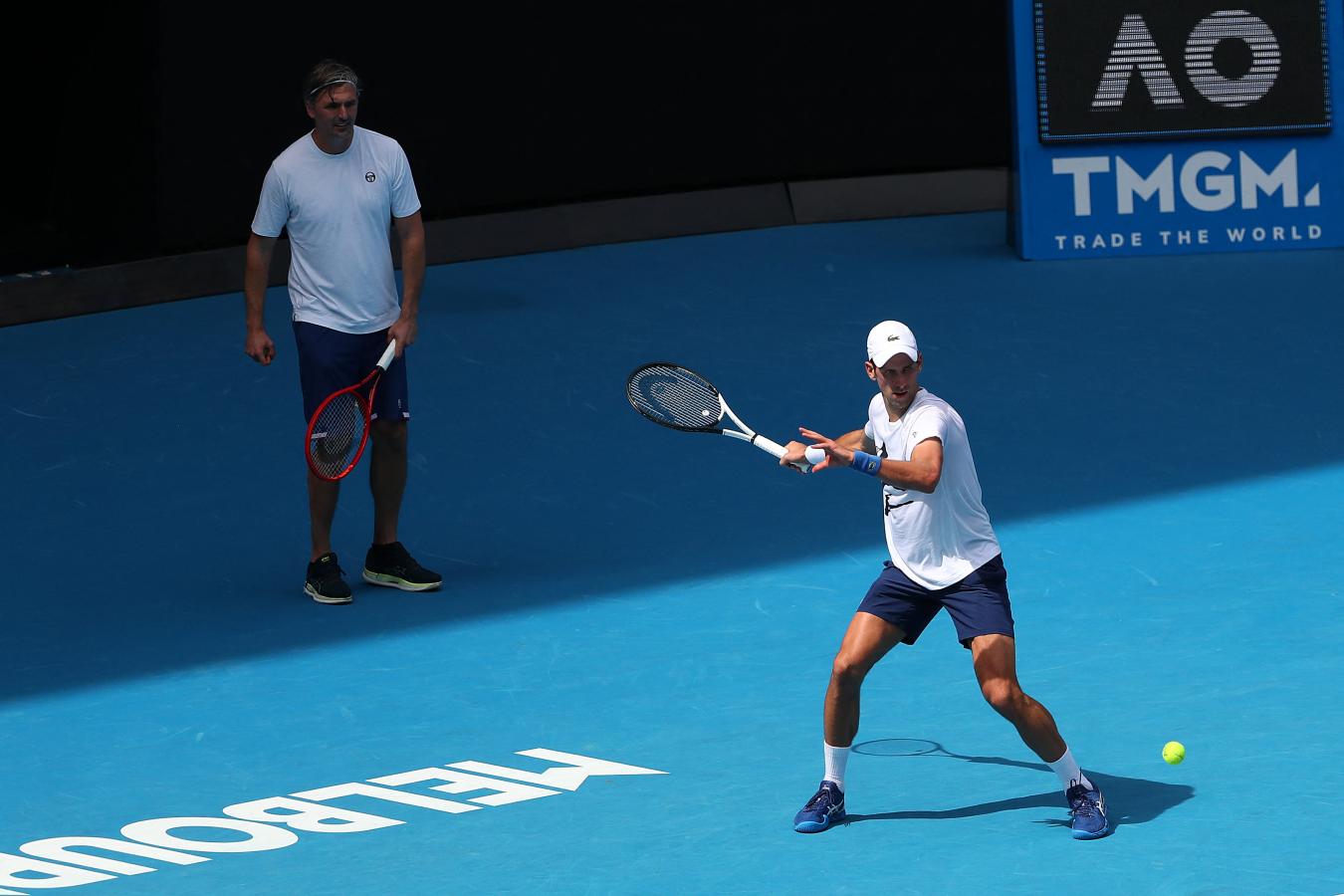 Imagen Djokovic entrenando en Australia. Crédito Kelly Defina / POOL / AFP