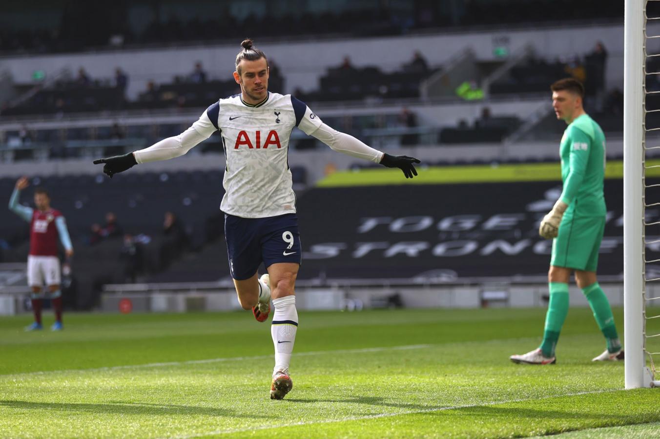 Imagen Gareth Bale celebra uno de sus dos tantos ante Burnley. El galés está atravesando su mejor momento desde su regreso a los Spurs.