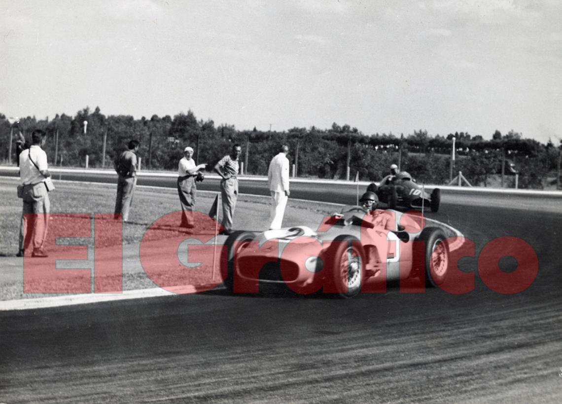 Imagen Fangio y Mercedes, periodistas y curiosos miran pasar al "chueco". Postal de la era romantica de la Formula 1.