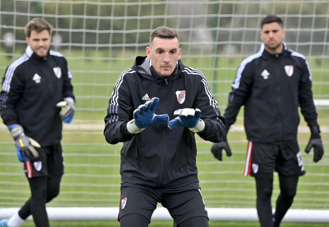 Imagen Franco Armani no pierde de vista la pelota.