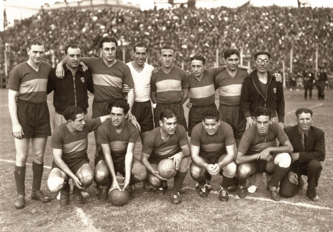 Imagen Hanai posa junto al plantel de Boca.