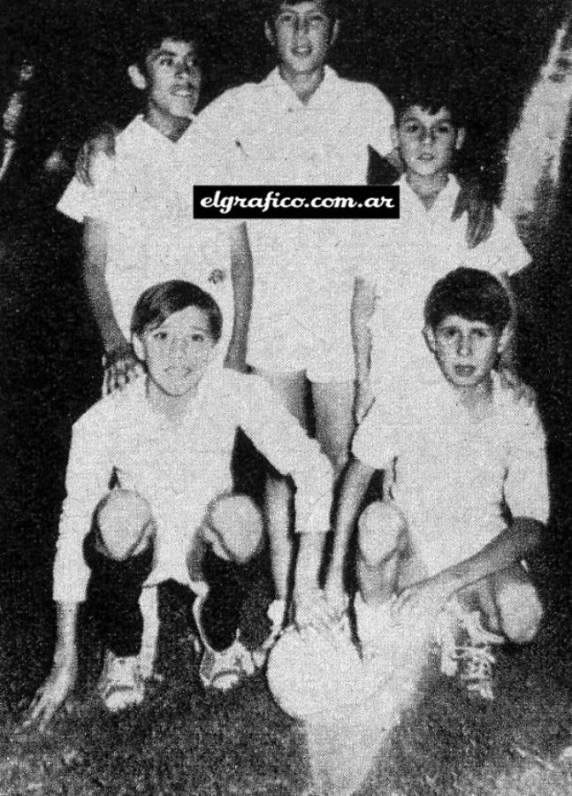 Imagen "El Santos", su primer equipo. Daniel tenía 12 años —es el más alto, en el medio—, y recuerda que lo llamaban así porque tenían camisetas blancas y ellos eran negritos. Nacía el crack.