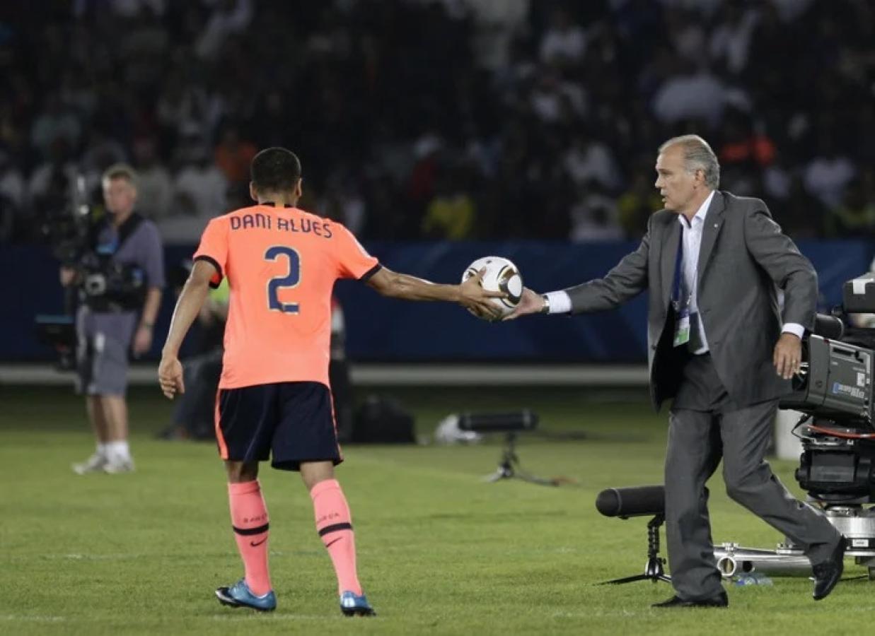 Imagen Sabella le da el balón a Dani Alves en la final del Mundial de Clubes que Barcelona le ganó 2-1 a Estudiantes. Verón fue el capitán del Pincha en aquel partido.