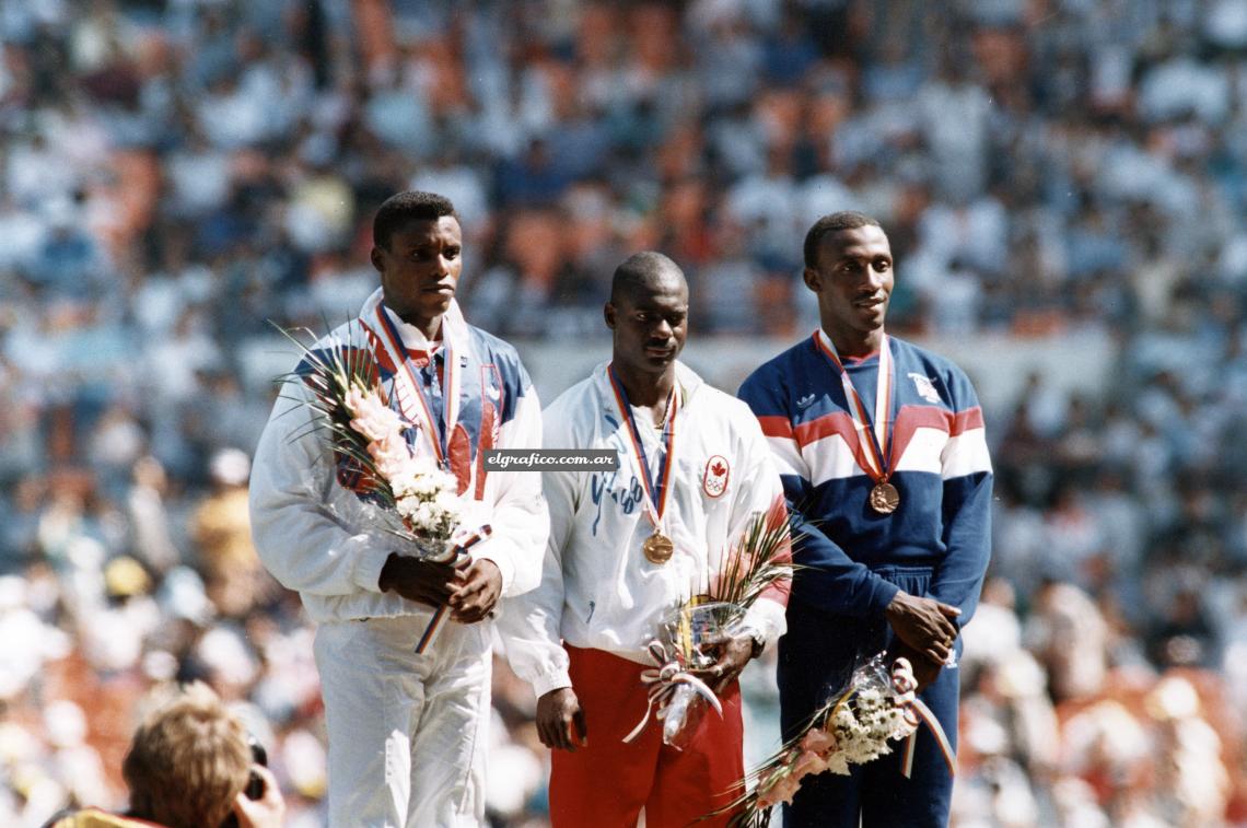 Ben Johnson en lo alto del podio, Carl Lewis segundo. Después, la medalla dorada cambiaría de cuello.