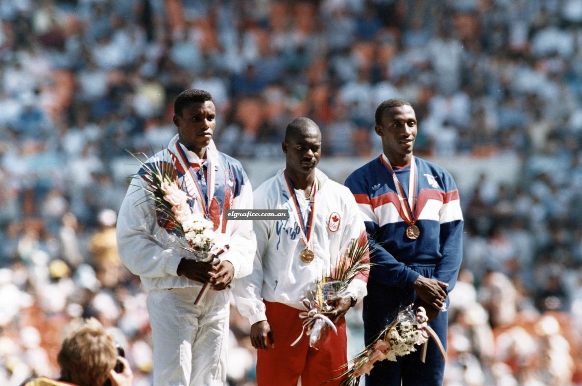 Imagen Ben Johnson en lo alto del podio, Carl Lewis segundo. Después, la medalla dorada cambiaría de cuello.