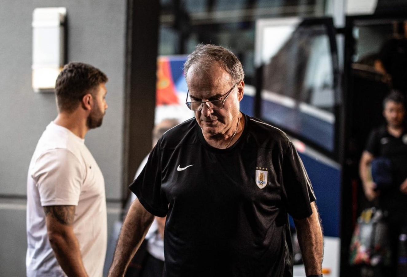 Imagen Marcelo Bielsa, suspendido por una fecha por la salida tardía de su equipo.