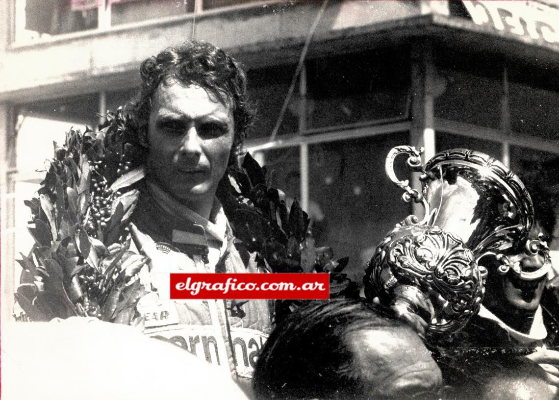 Imagen 1976. En el podio de Interlagos. Meses después sufriría un tremendo accidente que le dejó cicatrices en el rostro de por vida. FOTO: Humberto Speranza