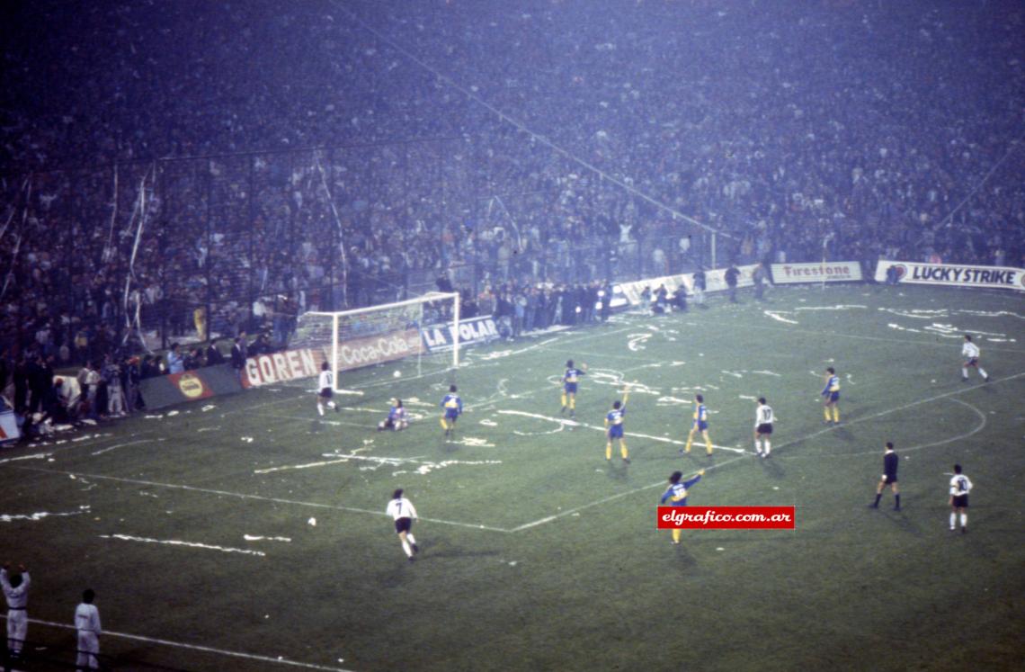 Imagen Se cumplen 37 minutos del segundo tiempo, Colo Colo convierte su tercer gol mediante su número once Rubén Martínez. La foto muestra la exagerada cantidad de fotógrafos y particulares que había detrás del arco de Navarro Montoya.