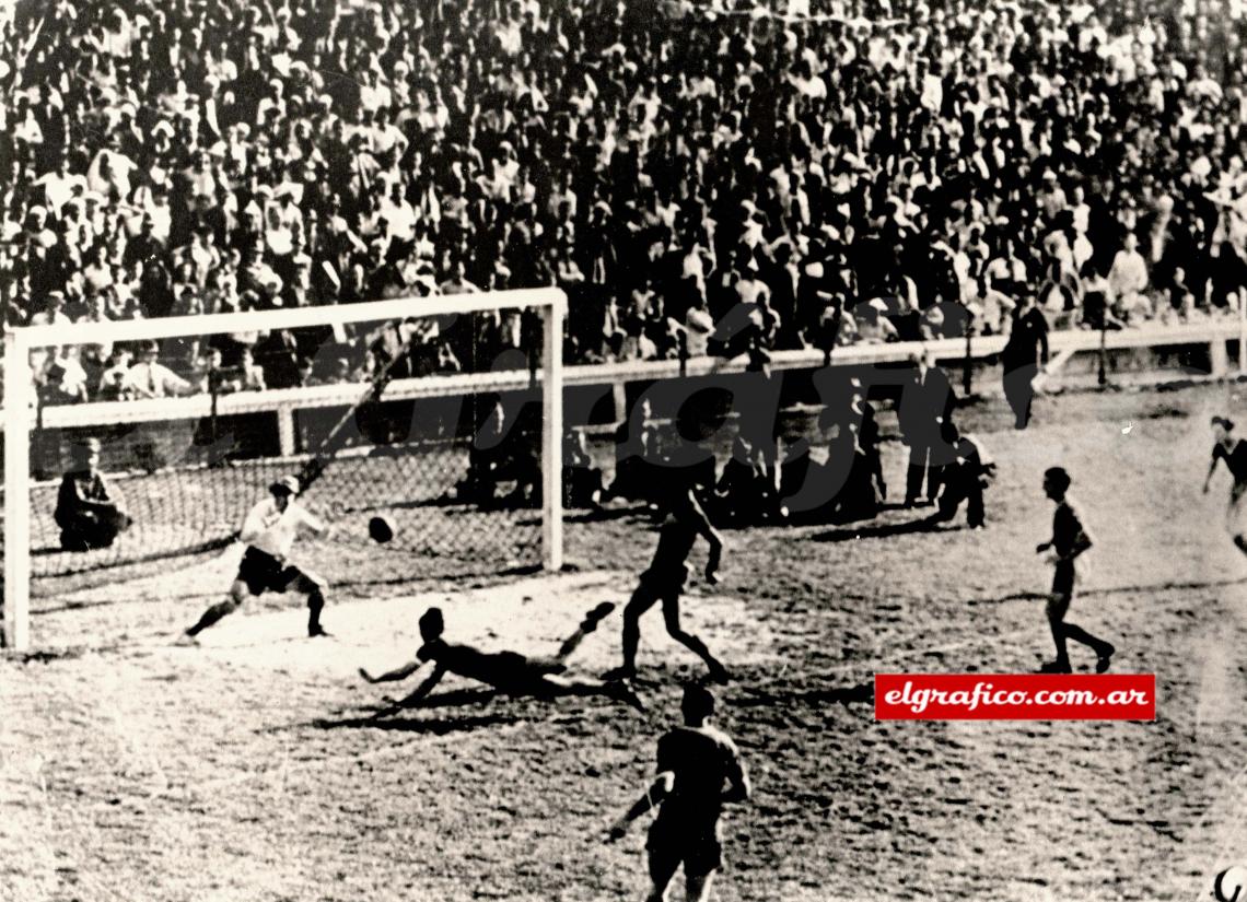 Zambullida elegante, giro perfecto de cuello, cabezazo aplicado con justeza, eligiendo el rincón. Golazo del paraguayo Arsenio Erico a Boca en 1940. Un afiche del fútbol viejo. Una estampa cargada de nostalgia y de serena belleza.