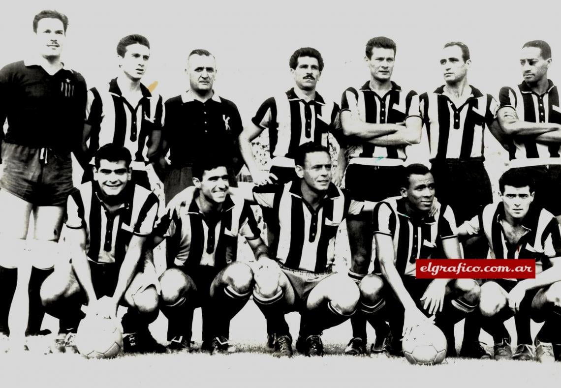 El primer campeón de América: Peñarol. Con los 11 hombres que enfrentaron al pentacampeón de Europa, Real Madrid. Con Aguerre, Maidana, Pino, Goncalves, William Martínez, el masajista Cocito y Salvador (parados). Con Cubilla, Linazza, Hobberg, Spencer y Borges (hincados). Con mentalidad de fútbol-espectáculo, de fútbol-empresa, de fútbol-prestigio. Con el reconocido mérito de haberle tenido fe a la Copa, como fuente de prestigio mundial y de divisas, antes que nadie. Antes que el Santos... Llegó silencioso al ruido de la doble final intercontinental con el Real Madrid. Por el silencio con que San Lorenzo le regaló su chance en la semifinal. Después la final con el Olimpia paraguayo. Luego los 25 mil dólares por una sola presentación en Madrid... Peñarol aprovechó todo. Quería ser el campeón de aquí. Sabía lo que eso representaba. Fue el modelo para los arrepentidos.