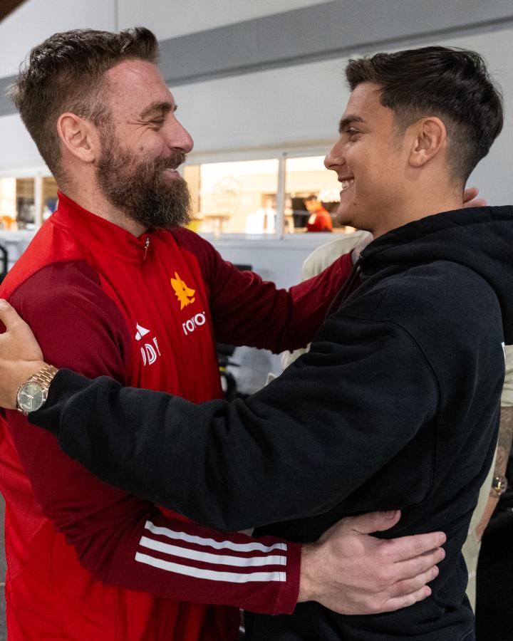 Imagen De Rossi y Dybala. Los une el afecto personal mutuo, Roma y Boca.