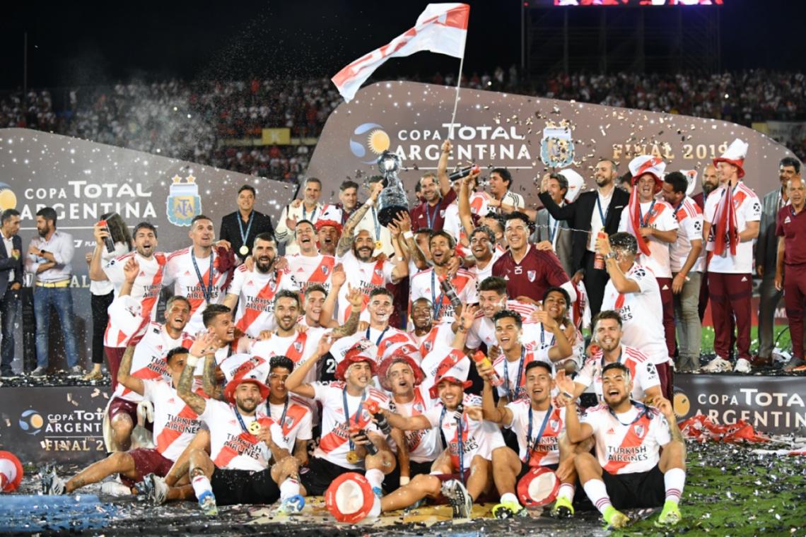 El plantel celebra. River ganó tres de las últimas cuatro ediciones del certamen.