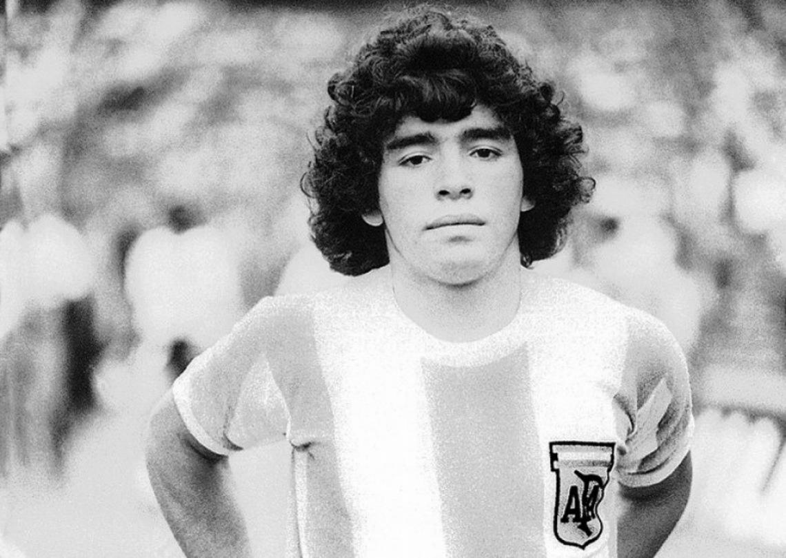 Imagen Maradona debuta en la Selección.
