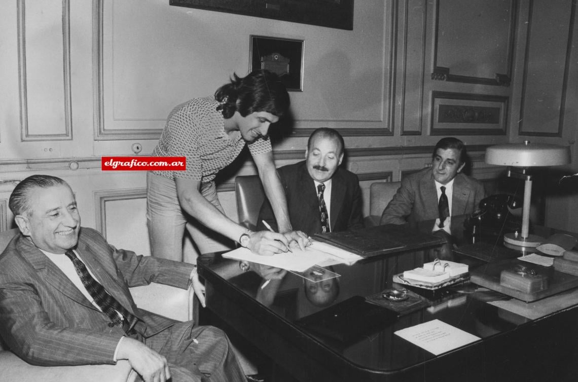 Imagen "En Octubre de 1973 River llegó a mi vida. Yo era hincha desde que mi papá me regalo, cuando yo era chiquito, un alcancía con un millonario con la banda roja con habano incluido". En la foto firmando su primer contrato junto con el entonces presidente millonario Aragón Cabrera.