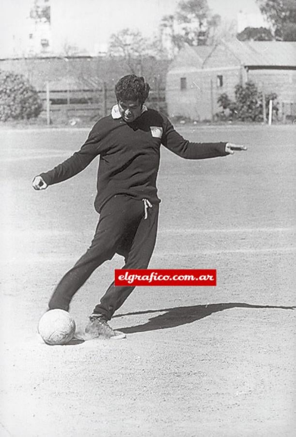 Imagen Una producción especial para EL GRAFICO de aquellos años. El arte del matador para el remate. Una pelota pesada, a la que se acerca agazapado como un tigre.