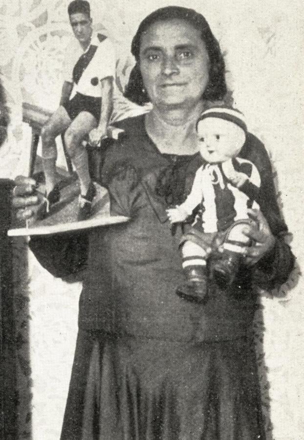 Imagen Doña Catalina Calamita, la hincha de River Plate que desde hace veinte años sigue a su team favorito y que lo defiende a carterazos si llega el momento. No posee otro afecto que el de su club favorito.