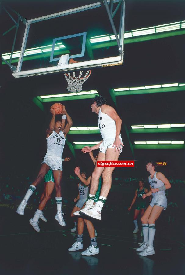 El extranjero más campeón de la historia: Carl Amos. Campeón con Ferro y dos veces GEPU.