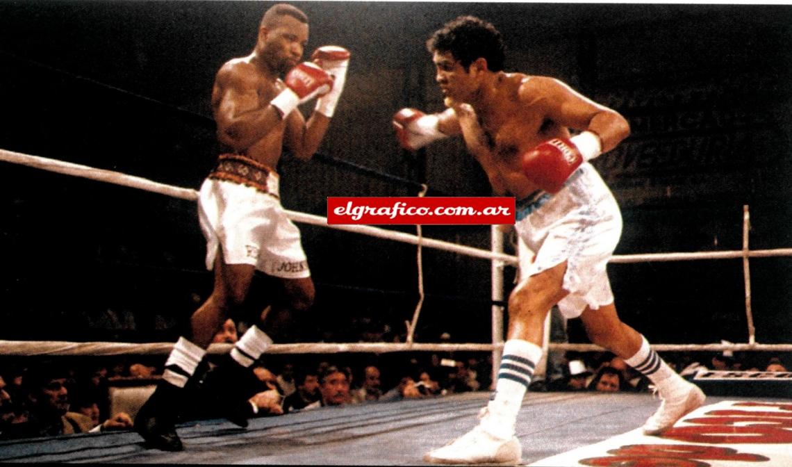 Por fin Campeón Mundial ante Reggie Johnson, Tucumán, 1994, ganó por puntos.