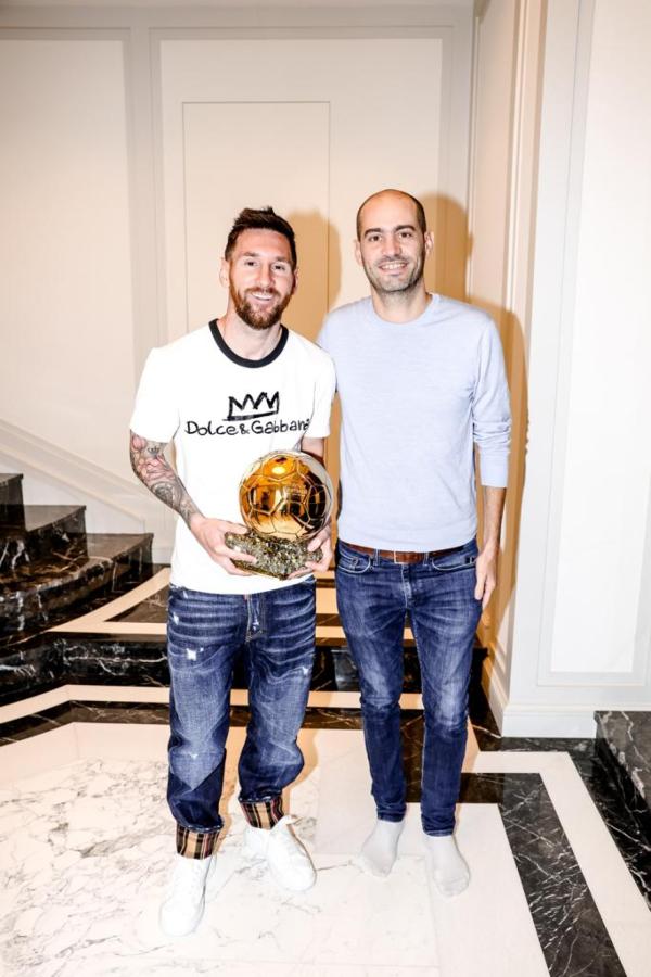 Imagen Messi conquistó el 7° Balón de Oro en 2021 y recibió en su casa a Florent Torchut junto a L'Equipe y France Football 