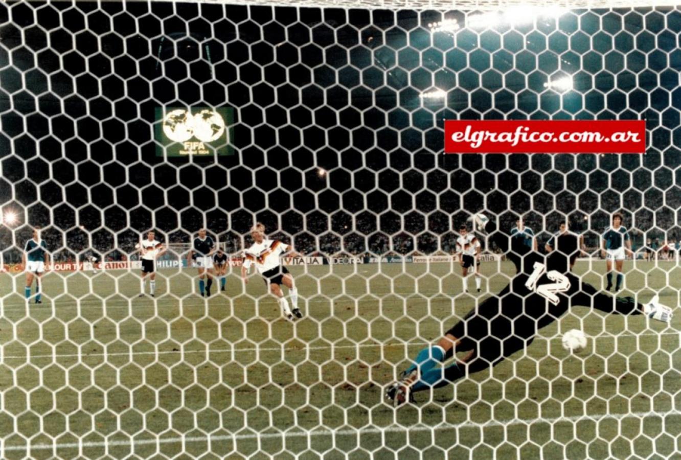Imagen El penal que le dio la Copa del Mundo a Alemania frente a Argentina. Brehme supera a Goycochea. Foto: Archivo El Gráfico.