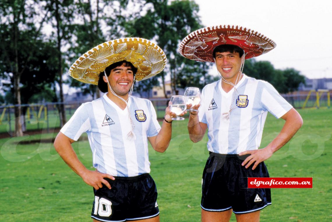 Imagen Antes del Mundial 86, la famosa foto de ambos con sombreros de mariachis.
