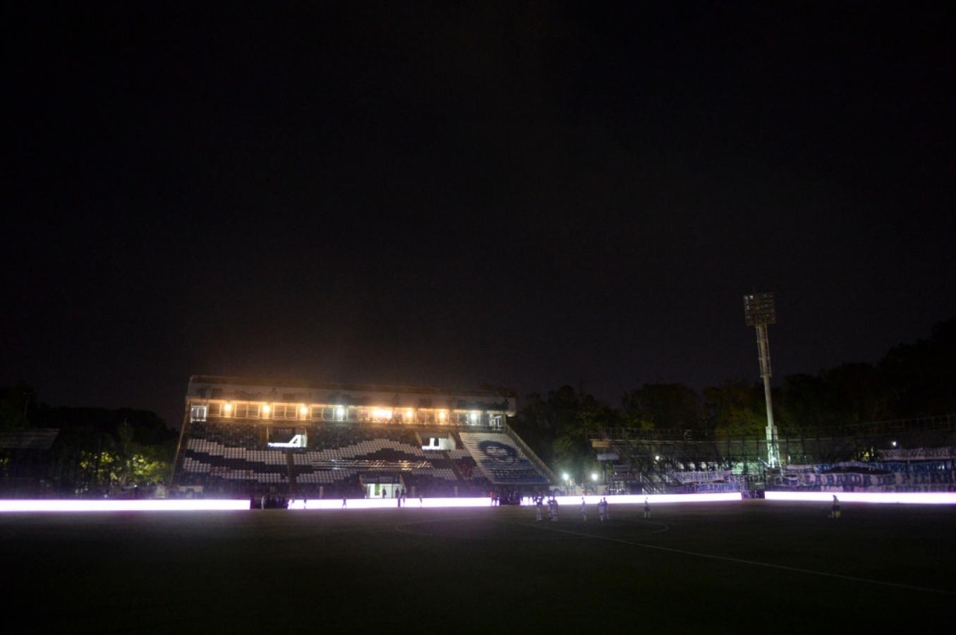 Imagen El partido estuvo detenido 27 minutos por un corte de luz en el primer tiempo