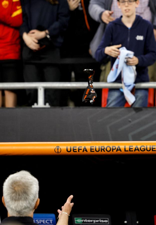 Imagen Mourinho le lanza la medalla a un hincha. Foto: AFP