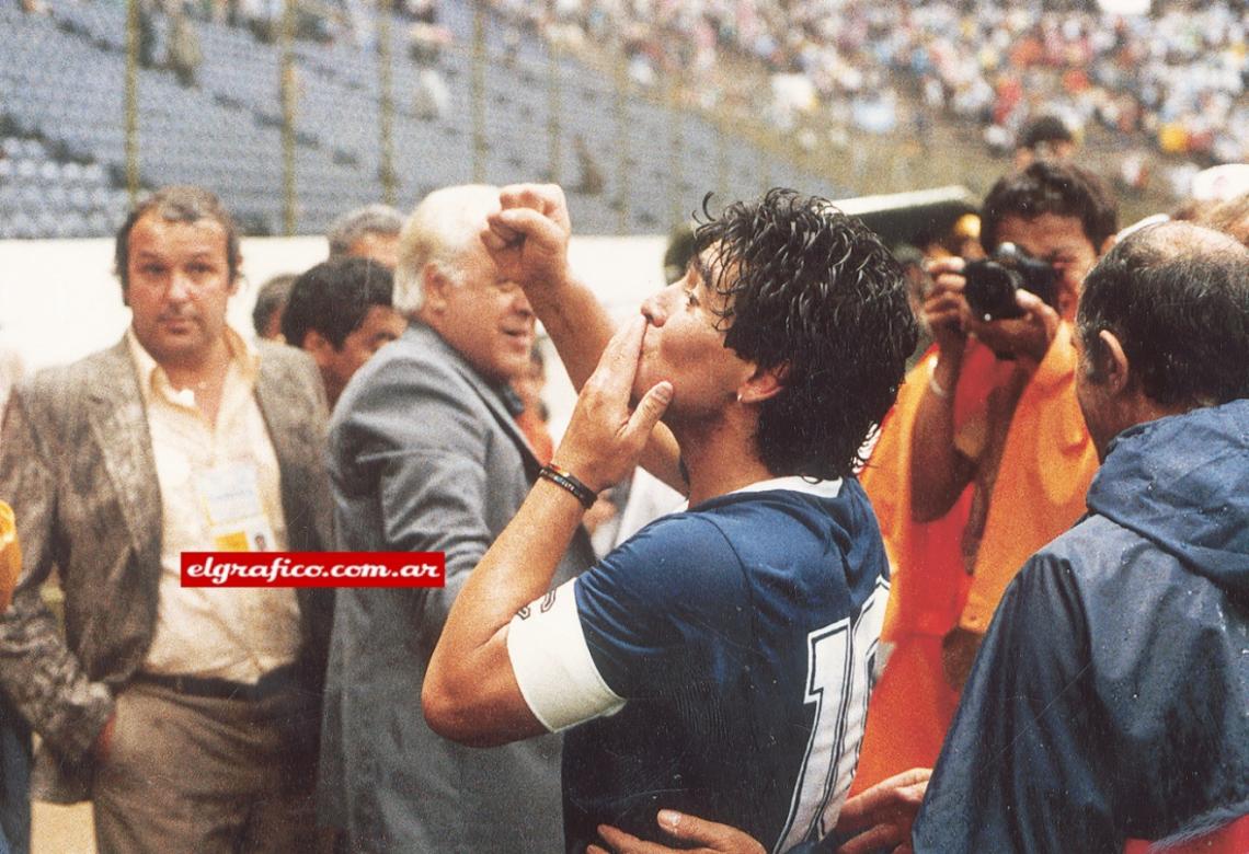 Imagen Con la cinta de capitán, la que lo acompañó en todo el ciclo Bilardo. “Cuando me dijo que iba a ser capitán me puse a llorar.”